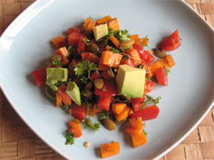 Salat med peberfrugt, avocado og gulerod